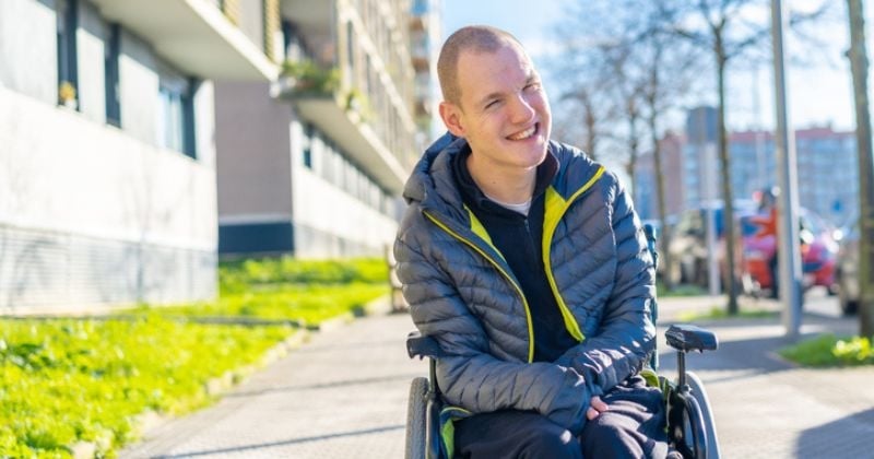 	Handicapé, il n'hésite pas à sauter de son fauteuil pour sauver la vie d'un homme de 24 ans