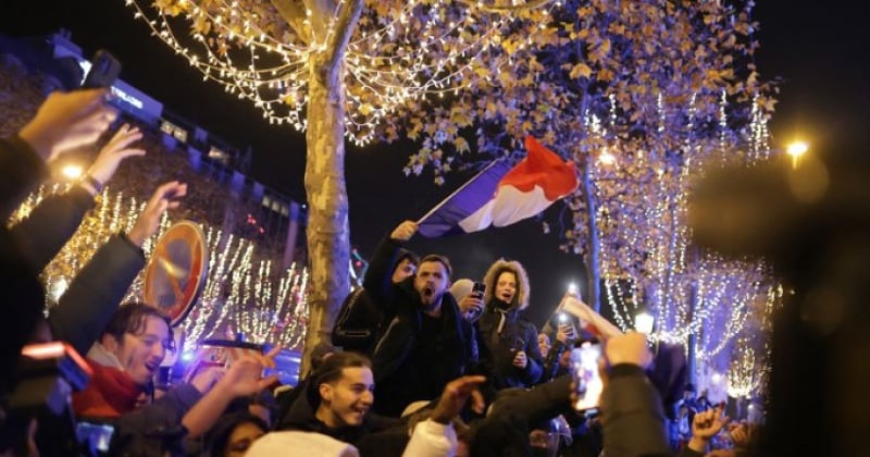 Supporters français et marocains fêtent ensemble la victoire des Bleus, des dizaines de milliers de personnes dans les rues