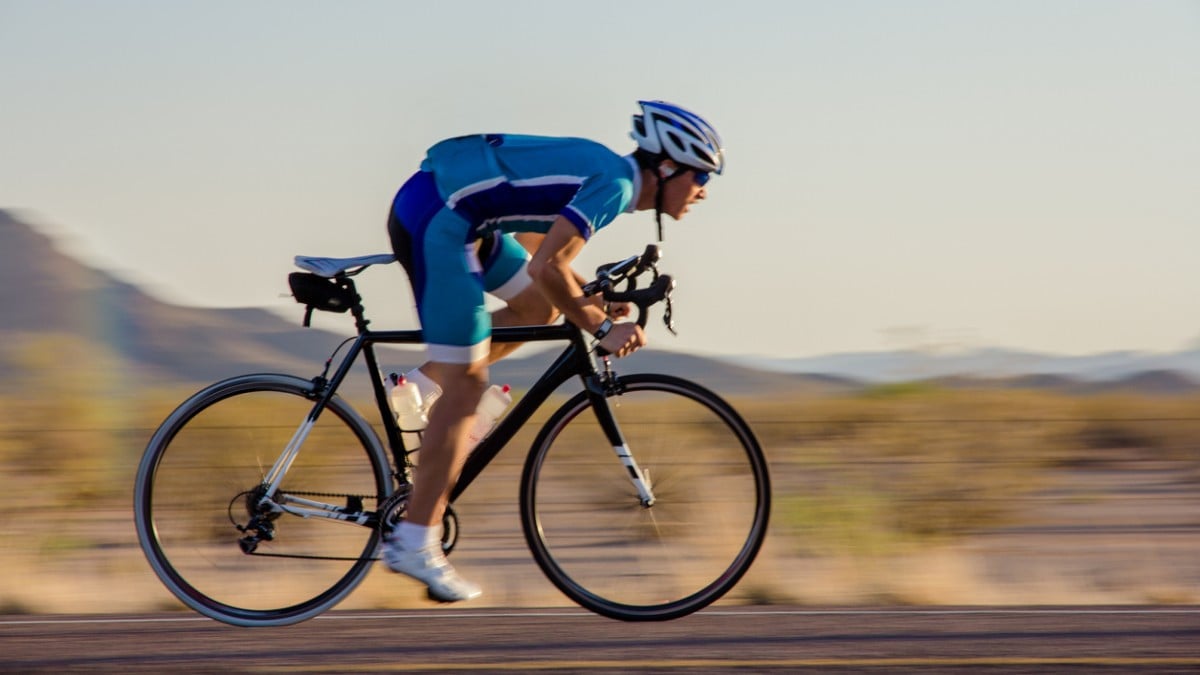 Sur l'autoroute, un adolescent de 16 ans à vélo double une voiture de police... à 120 km/h