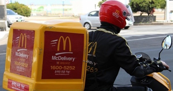 La chaîne de fast-food McDonald's va enfin tenter l'expérience de la livraison à domicile... Bonne nouvelle ?