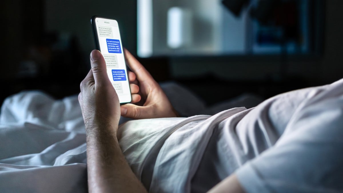 Un ingénieur envoie 1000 messages explicites à sa jeune collègue en une nuit, se fait licencier.. et conteste