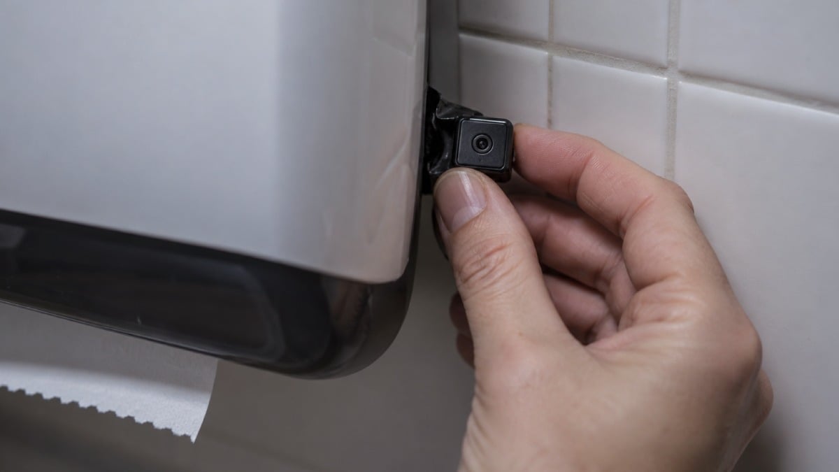 caméra dans les toilettes du personnel