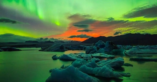 Il réussit la photographie de l'année en immortalisant une éruption volcanique accompagnée d'aurores boréales, en Islande