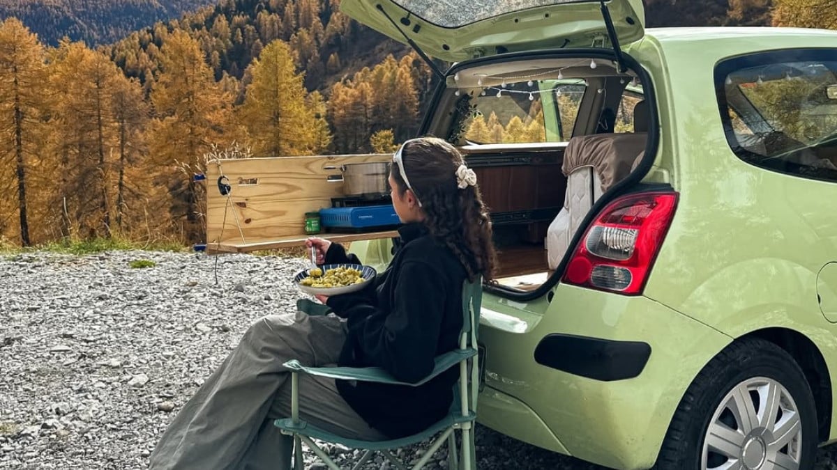 Emma et sa Twingo aménagée
