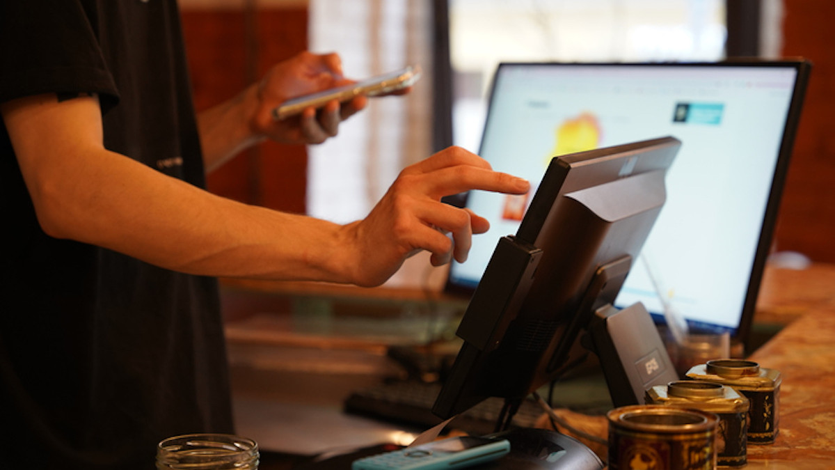 Un serveur &agrave; la caisse