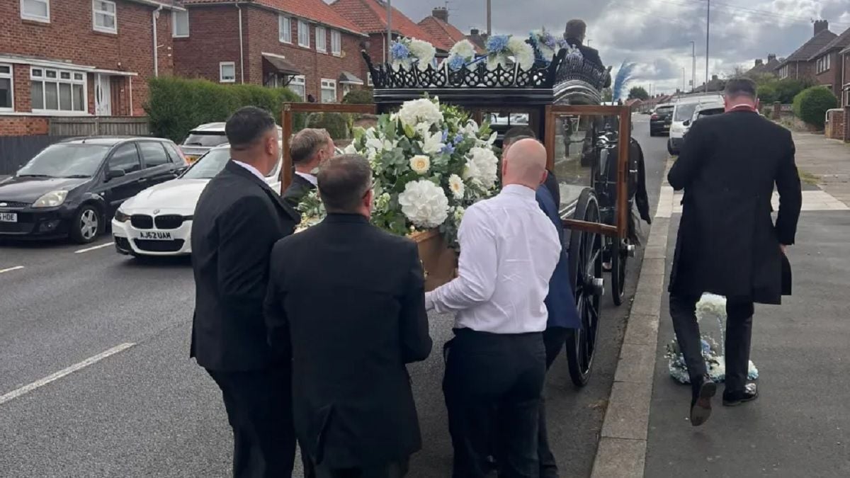 Un père s'effondre et meurt « le coeur brisé » pendant les funérailles de son fils