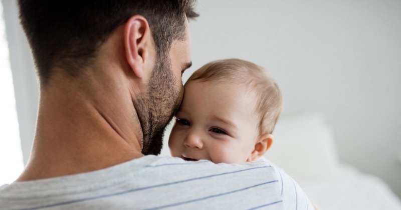 Sa femme veut faire refaire le nez de leur bébé car elle le trouve laid, il s'emporte et l'insulte violemment