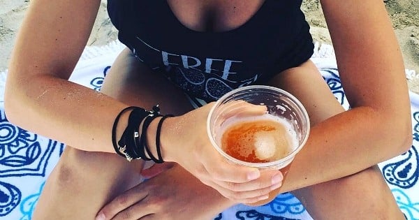 10 raisons pour lesquelles vous devriez sortir avec une fille qui boit de la bière !