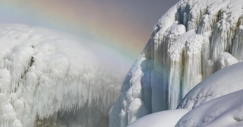 Partiellement gelées, les chutes du Niagara nous offrent un spectacle féérique 