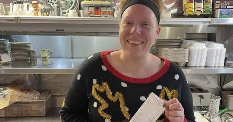 Un client offre 1000 euros de pourboire à une serveuse le jour de Noël