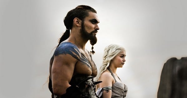 Emilia Clarke, la mère des dragons de « Game of Thrones », en dévoile plus sur la série... et le sexe de Jason Momoa, alias Khal Drogo