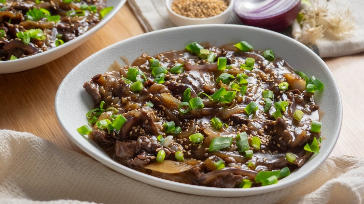 Apprenez à cuisiner un boeuf aux oignons, une recette très gourmande et facile à faire !