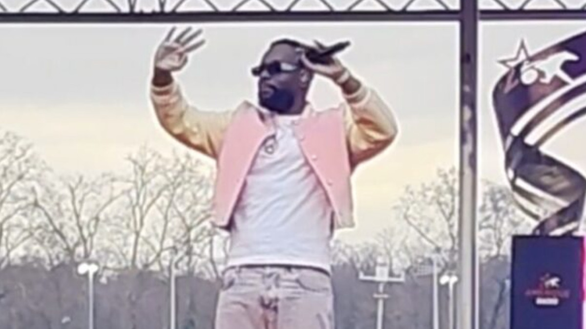 « Désolé, c'est les aléas du direct » : Gim's contraint d'interrompre un concert à Paris, sous les huées du public