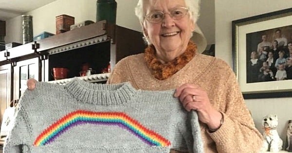 Elle fait son coming out auprès de sa grand-mère. Cette dernière lui tricote un pull génial !