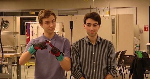 Deux étudiants ingénieux s'apprêtent à révolutionner la vie de millions de sourds et muets grâce à des gants spéciaux !