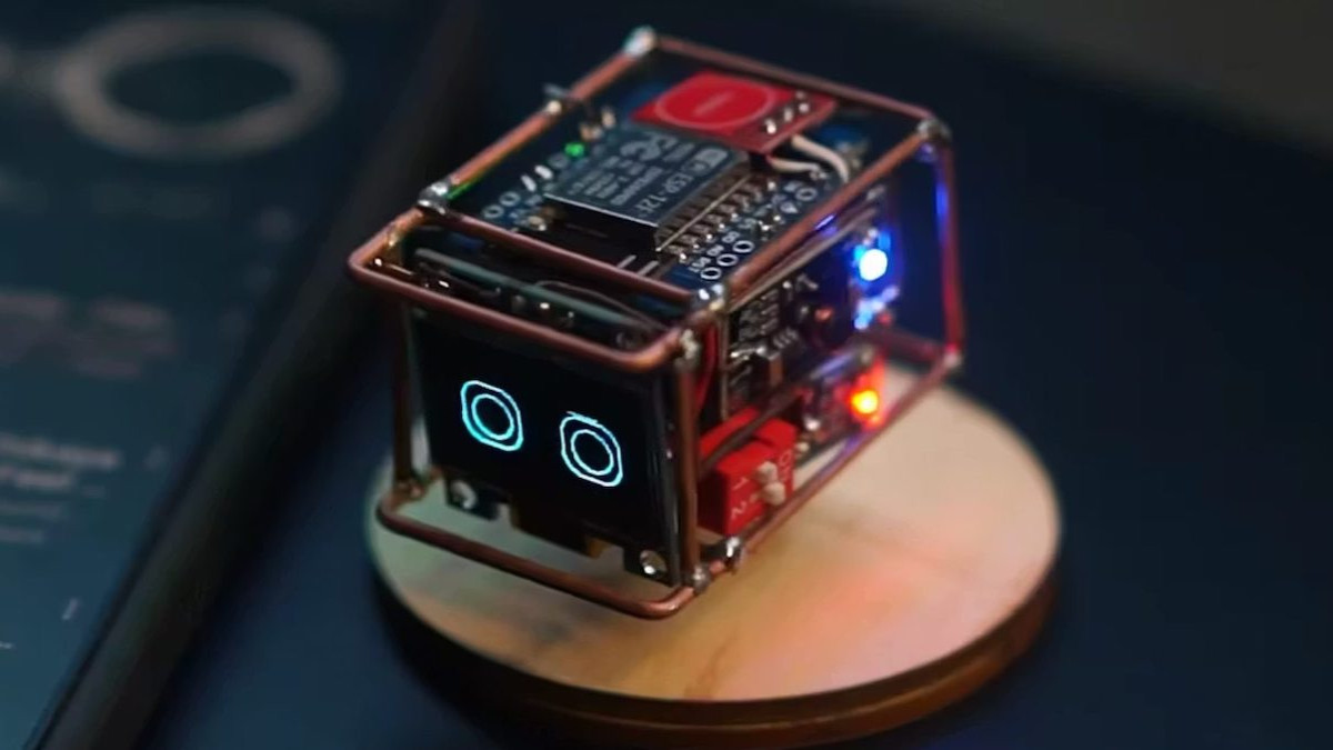 Il invente un adorable robot pour égayer vos journées au bureau