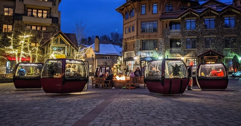 Des cabines de ski sont utilisées comme espaces privés pour déjeuner dans les restaurants en temps de Covid-19