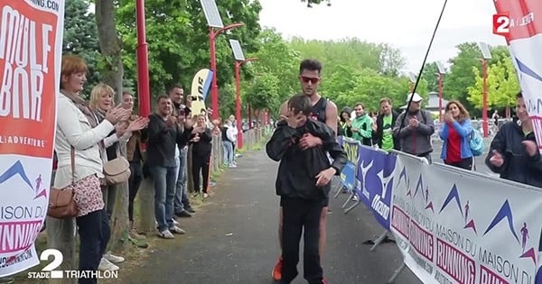 Il fait le triathlon en portant son petit frère handicapé... Une histoire émouvante !