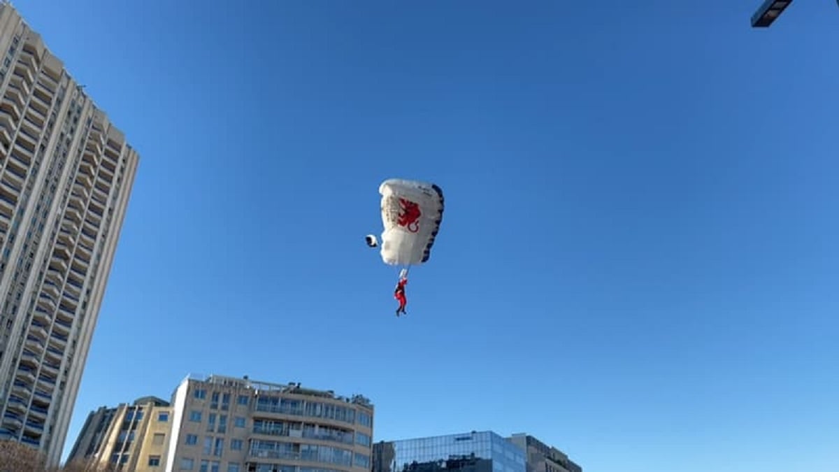 Deux Pères Noël sautent d'un immeuble en parachute à Marseille, la vidéo fait sensation