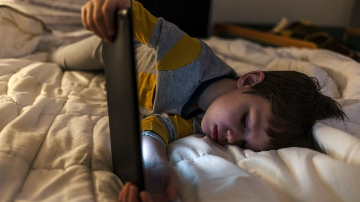 Un enfant de 9 ans se fait électrocuter par son... chargeur de sa tablette en pleine nuit