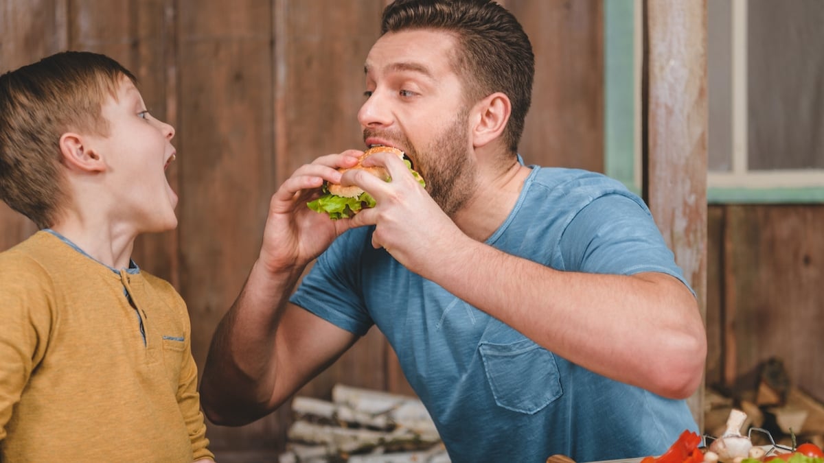 Sa femme impose un régime vegan, il nourrit son fils à la viande en secret