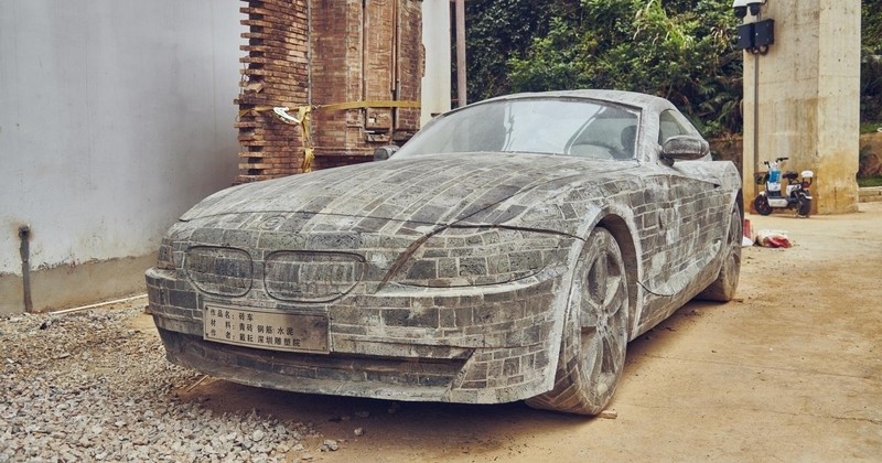 Un artiste chinois construit un coupé BMW Z4 entièrement en briques 