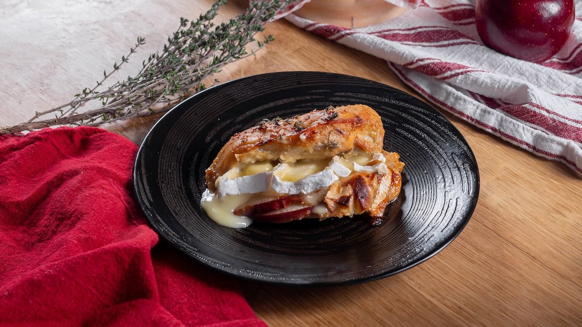 Escalope de poulet aux pommes et camembert