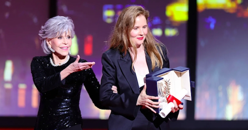 Jane Fonda jette la palme d'Or sur la tête de la lauréate Justine Triet pendant qu'elle célébrait