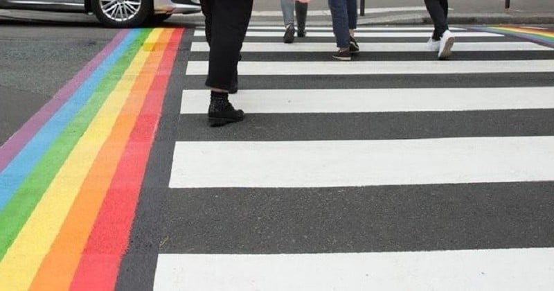 « Les passages piétons arc-en-ciel seront permanents », assure Anne Hidalgo après la dégradation de ces installations mises en place à Paris en l'honneur de la Marche des Fiertés