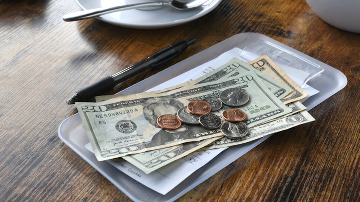 Des touristes français donnent 200 dollars de pourboire, la serveuse les traite de radins et crie au scandale