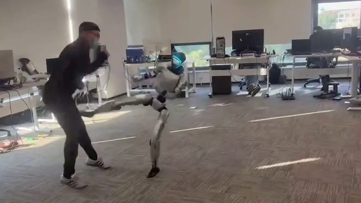 En plein test, cet ingénieur reçoit un coup de pied dans l'entrejambe de la part... d'un robot qui semble se moquer de lui