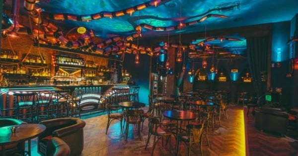« The Abyss Pub », le bar « steampunk » unique au monde où les clients ont l'impression d'être sous l'eau