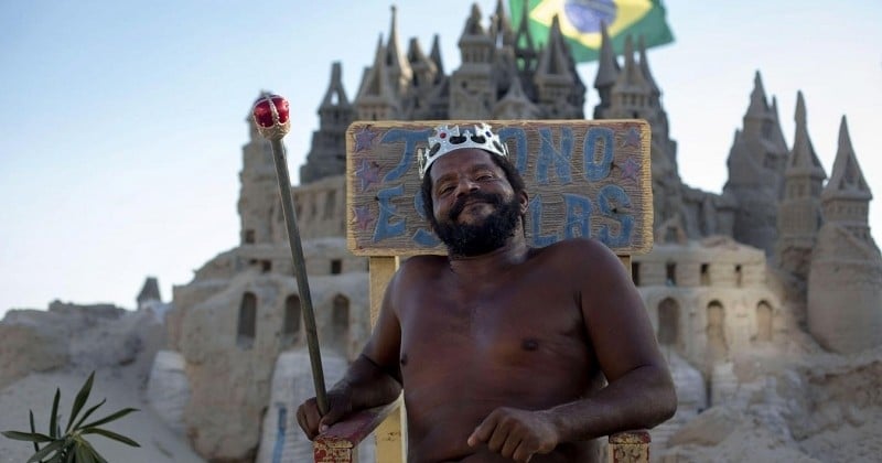 Depuis 22 ans, cet homme vit dans un château de sable sur une plage brésilienne