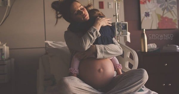 Cette photographie d'une maman qui serre sa fille une dernière fois dans ses bras avant la naissance d'un nouvel enfant, vous émerveillera tout en vous brisant le cœur... Tant d'émotions transmises dans une seule petite photo !