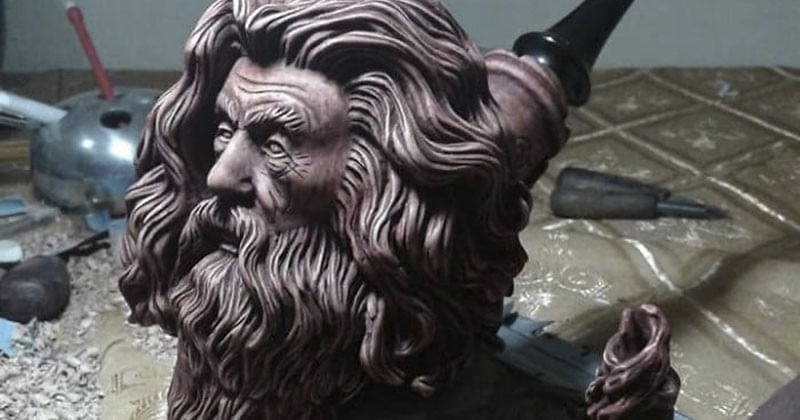 Passionné de sculptures, il crée des pipes de bois à l'image de ses personnages de fiction préférés !