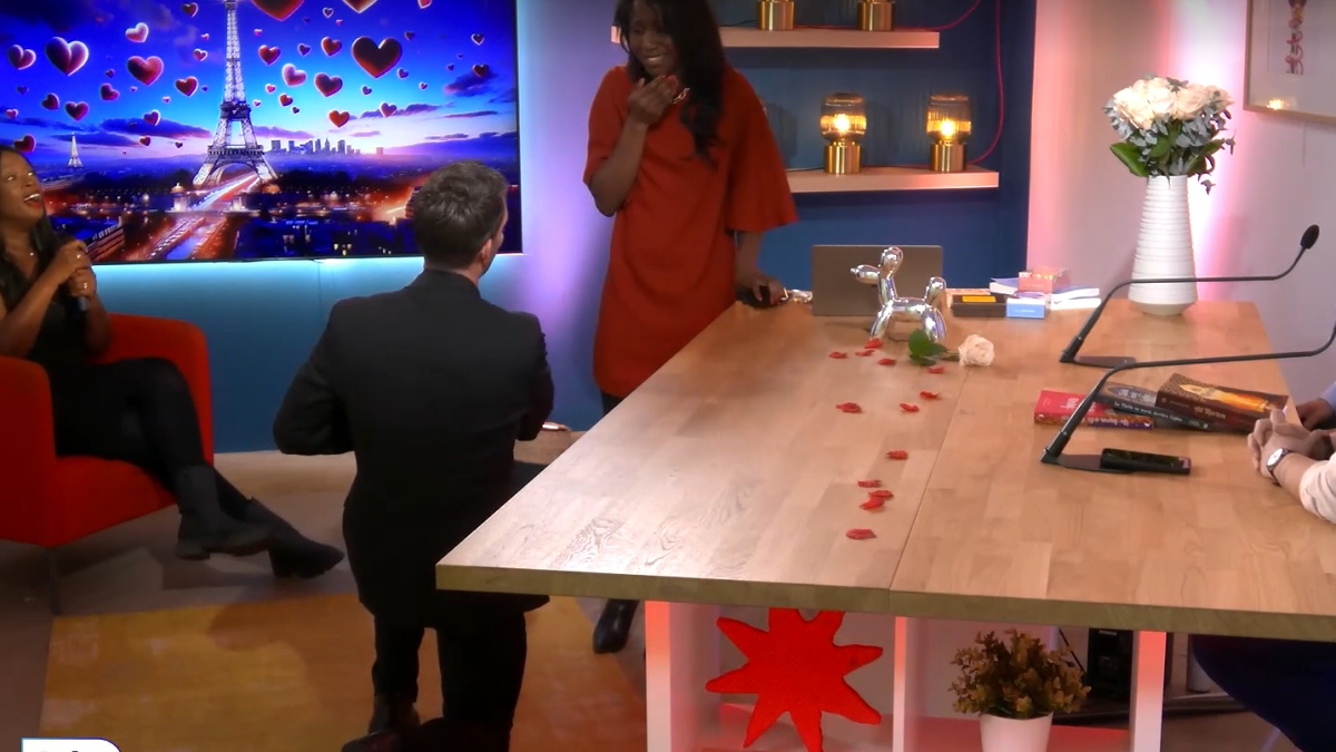 VIDÉO : pour la Saint-Valentin, une journaliste est demandée en mariage en direct à la télévision