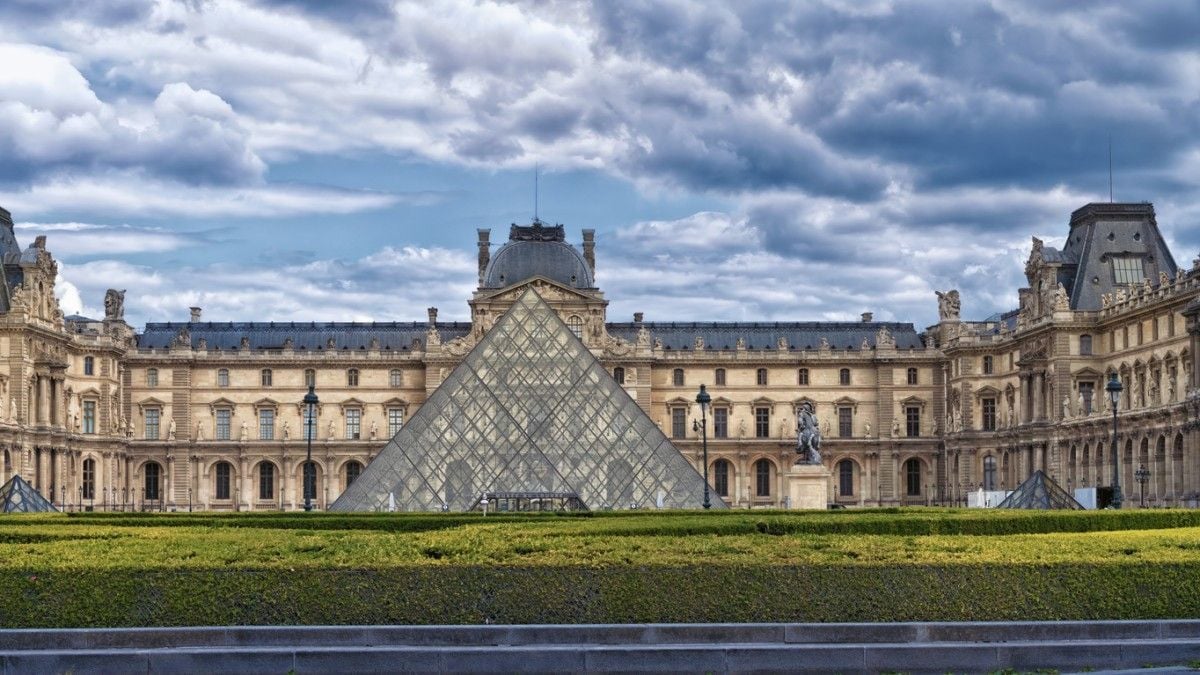 Braquage au musée du Louvre : des bijoux “d'une valeur inestimable” ont été dérobés 