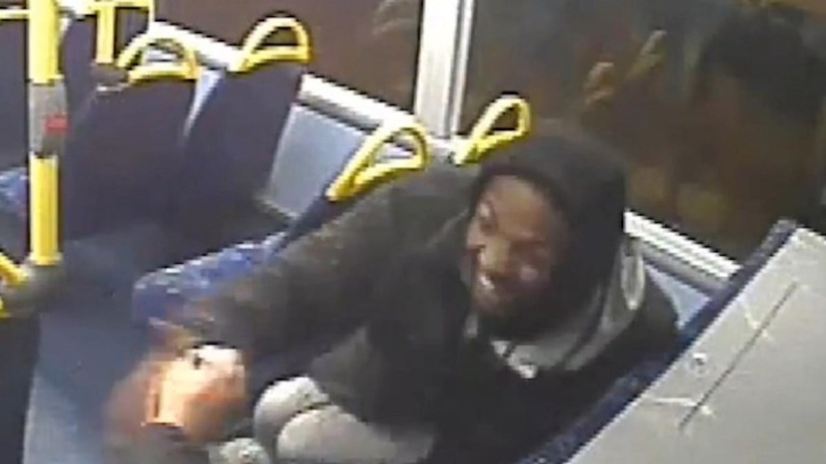 Capture d'écran montrant en train de rire après le meurtre 