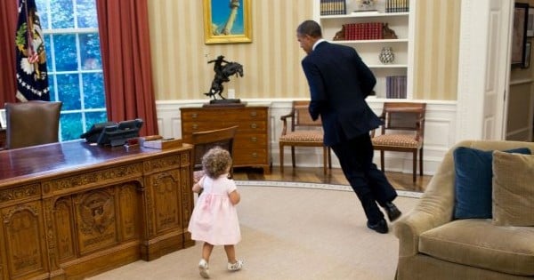 Voici la preuve en 32 photos qu'Obama a su garder un esprit d'enfant ! Les photos sont juste adorables ! 