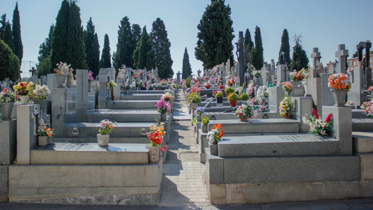 Il se rend sur la tombe de ses parents pour se recueillir et découvre avec stupeur qu'elle a... disparu