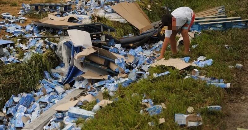 Quand des passants se précipitent sur la route pour ramasser des... boîtes de thon, tombées d'un camion