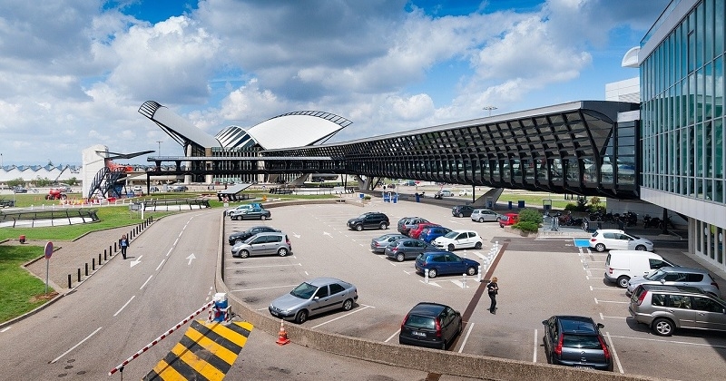 Pour vos vacances, trouvez les parkings d'aéroports les moins chers grâce au site de comparaison Parkos