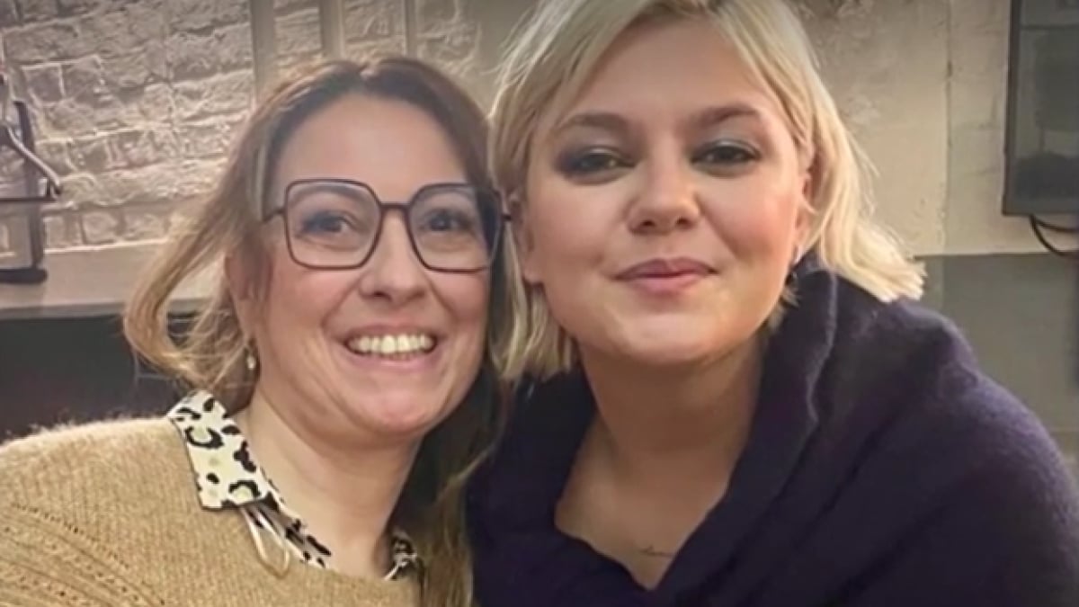 En plein concert, Louane fait monter une fan sur scène et lui offre le plus beau des cadeaux