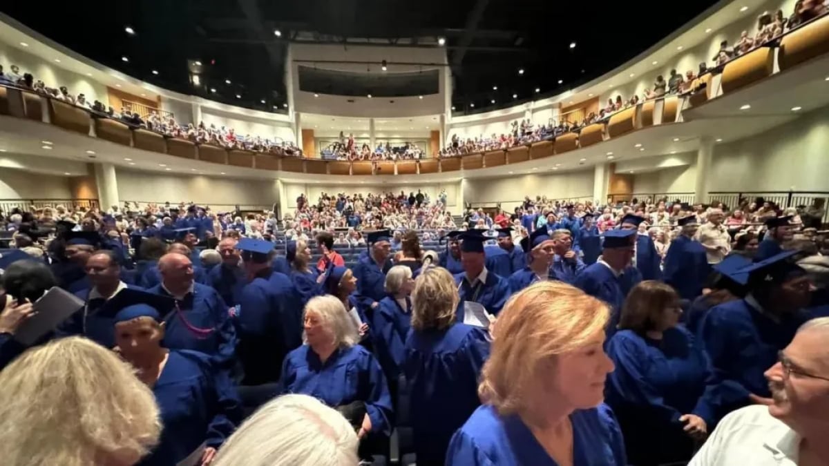 Ils ne peuvent pas recevoir leur diplôme à cause d'une tornade, la cérémonie a lieu... 50 ans plus tard