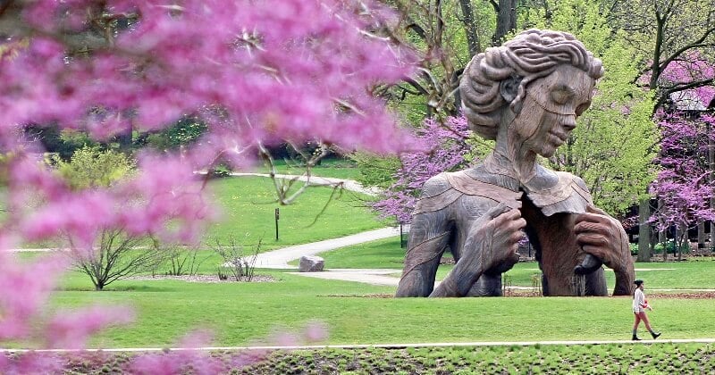 À Chicago, d'imposantes sculptures de femmes ont pris place dans un parc et le résultat est grandiose