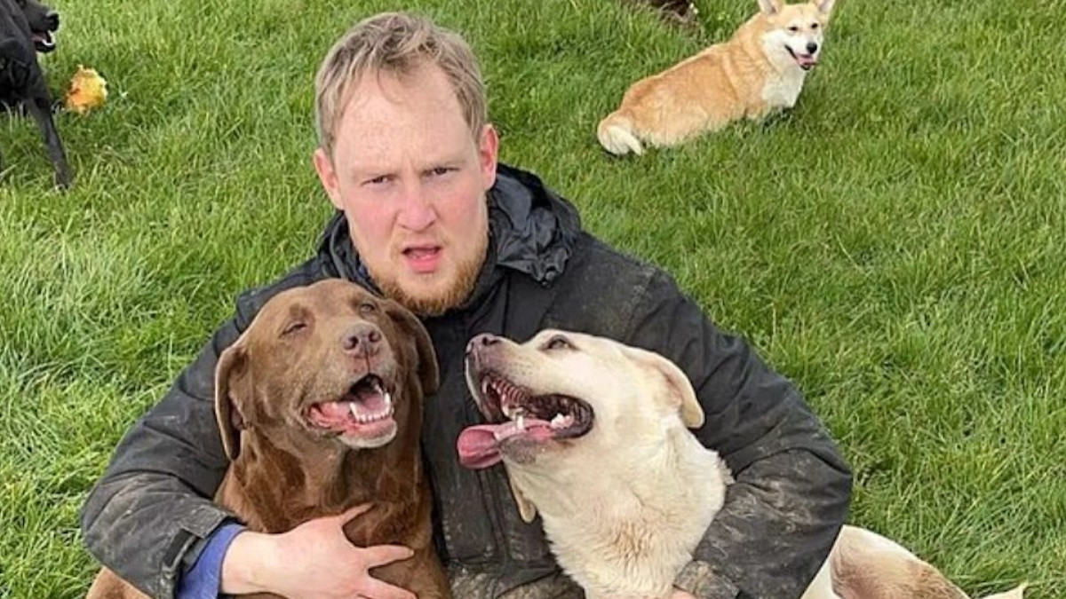 Énervé par une partie de jeu vidéo, il jette... son bébé sur la télé et lui cause de graves séquelles à vie