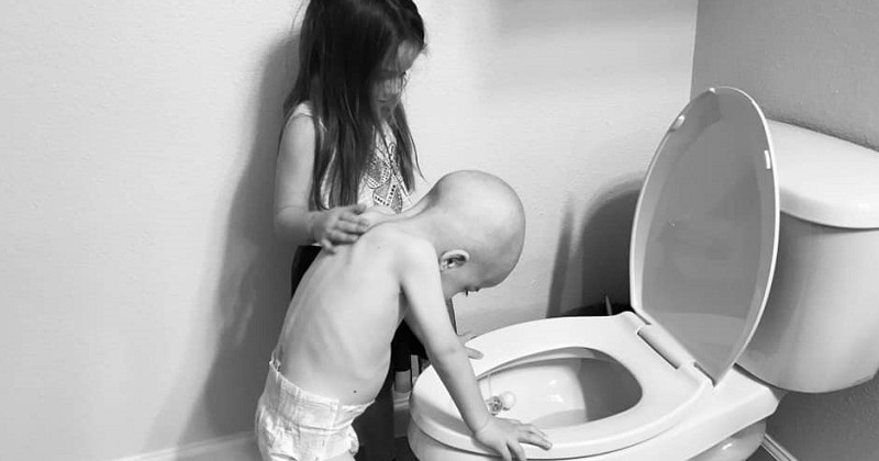 La photo d'une petite fille réconfortant son frère atteint d'une leucémie émeut les internautes 