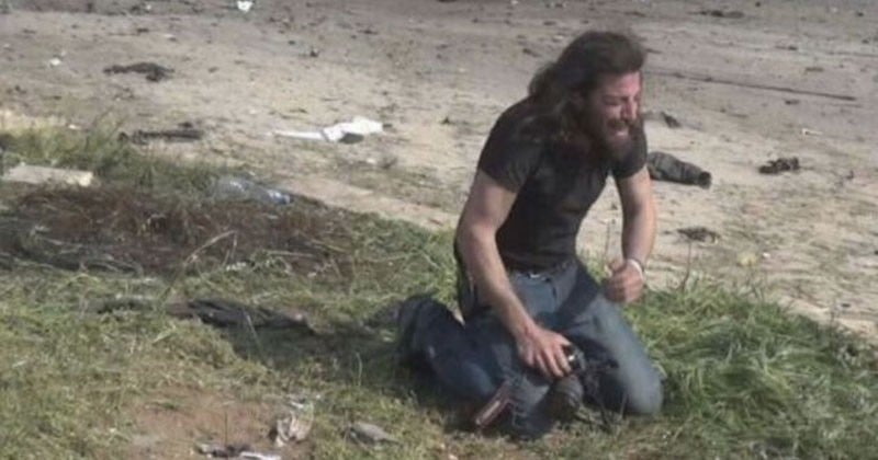 Syrie : la bouleversante photo de ce photographe de guerre, en pleurs et au sol, après que l'attentat suicide de Rachidine a fait 126 morts, fait trembler le web depuis ce week-end