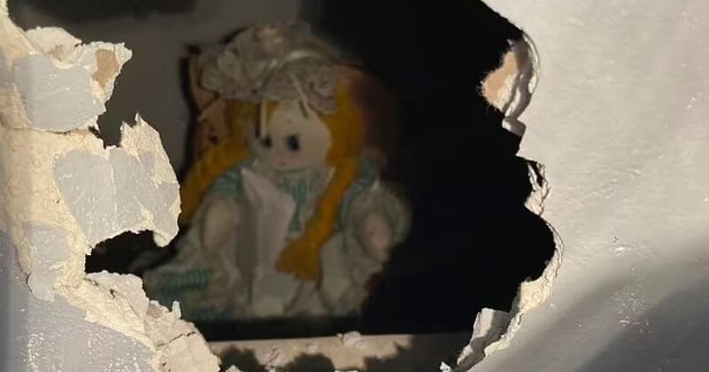 Alors qu'il bricole dans sa nouvelle maison, il découvre avec stupeur une poupée et un message sinistre, cachés derrière un mur