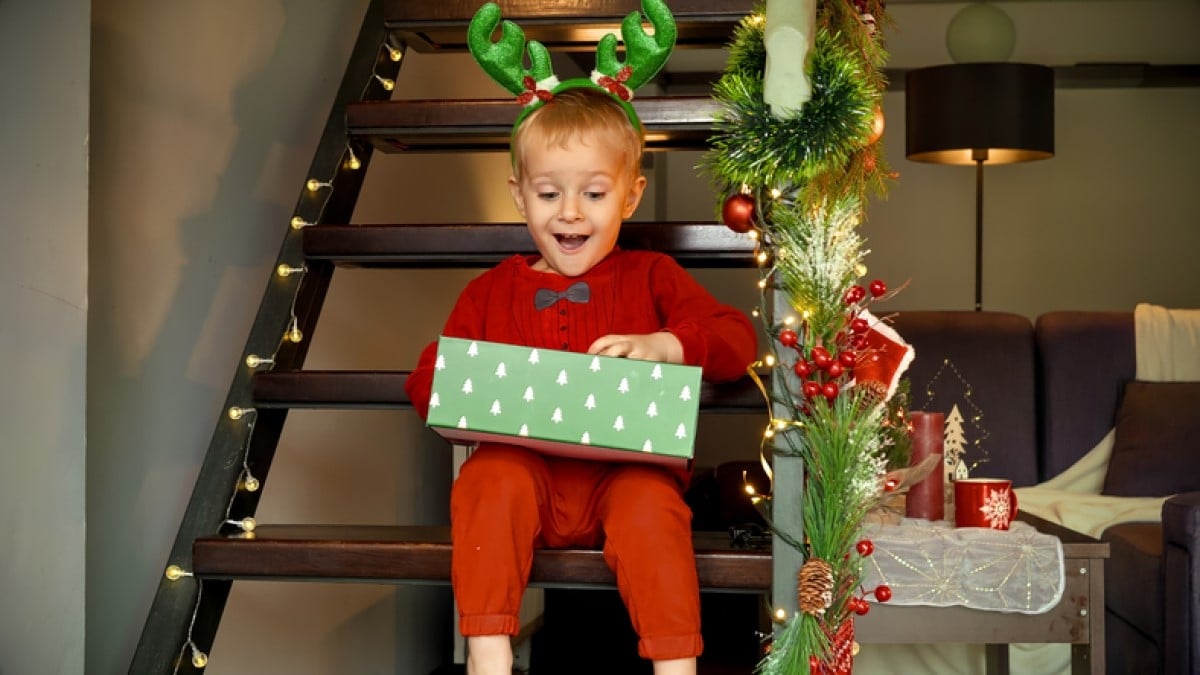 À Noël, un petit garçon de 3 ans a ouvert les cadeaux de toute sa famille en pleine nuit